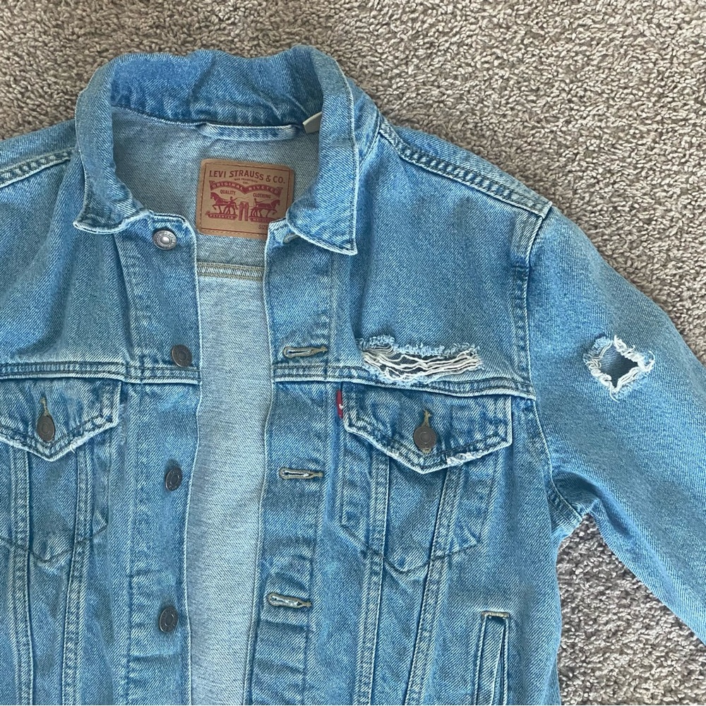 Levi’s Trucker Jean Ripped Jacket Size Small